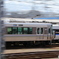 特急列車を追い越していく普通列車