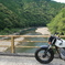 山間を行く