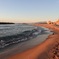 夕日を浴びた砂浜