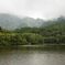 雲が垂れこめる鏡池