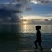 グアムの海と少女