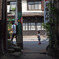 路地の向こう側