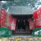 雨、神社にて