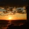 灯台を照らす夕陽の下で