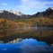 冠雪の戸隠の山と鏡池の紅葉