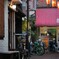 薄暮の商店街。