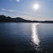 湖面に浮かぶ光の道