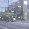 吹雪の路面をゆっくりと…