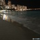ん？夜でも青い海？