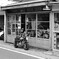 店の前にはモンキー