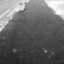 路に雪降る