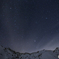 残雪と春の夜空