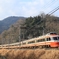 山間のカーブを走る