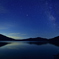 湖畔の星空