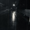 雨の夜道を歩く