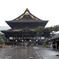 雨に煙る善光寺