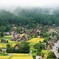 霧がせまる白川郷_