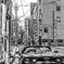 アメ車と中州の街並み