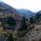 紅葉の山にかかる雲