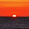 水平線に沈む夕日。
