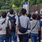 会場へと向かう人々