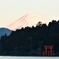 朝日を受ける富士山と箱根神社