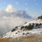 冬山に雪が舞う