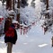 雪の参道を歩く
