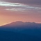 夕陽に染まる雲と山