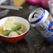 ビール缶が斜めに立つ