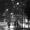 夜の雨は地面がよく光る