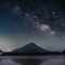 湖面に映る富士山と天の川