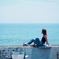 海を眺める女性