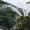 曇り空と噴水