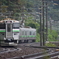 雨の線路をゆく733系エアポート