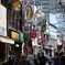 朝から人出の多い商店街