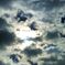 雲の隙間から見える太陽光
