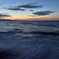 押し寄せる波と夕暮れ