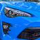 ８６