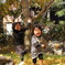 枯葉舞、喜ぶ子供たち