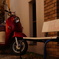 バイクとベンチのある風景