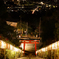 赤い鳥居と街明かり