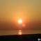 太陽の丸い形がそのまま海に反射している風景