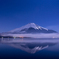 夜明け前の湖