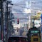 市電の街並みと、遠くに大倉山ジャンプ台