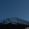 富士山と月