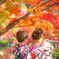 秋の紅葉と写真を撮る親子たち
