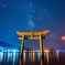 静かな夜の波際で