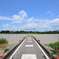 ダム放流中の吉野川の潜水橋