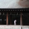 神社で働く人